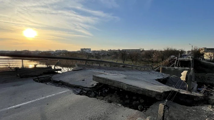 Podul distrus din oraşul Voznesensk FOTO BBC