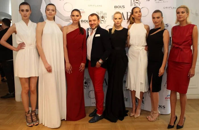 Preţurile rochiilor create de Stephan Pelger pentru Andreea Raicu sunt suprinse între 550 lei şi 1050 lei