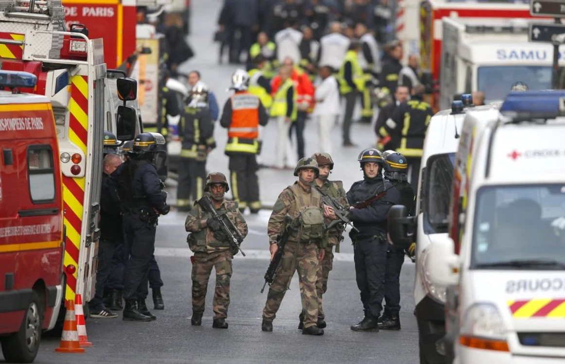 Operaţiune antiteroristă în suburbia Saint Denis din Paris FOTO AP