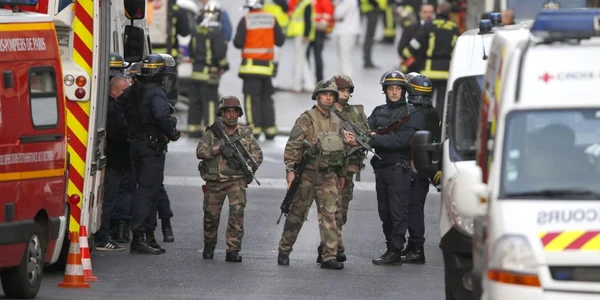 Operaţiune antiteroristă în suburbia Saint Denis din Paris FOTO AP