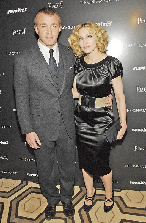 Guy Ritchie &amp; Madonna. Ritchie e văr de gradul 6 cu Kate, Madonna e înrudită cu ducesa Camilla. Fiul Rocco este  verişor de departe cu prinţii  George şi  Charlotte