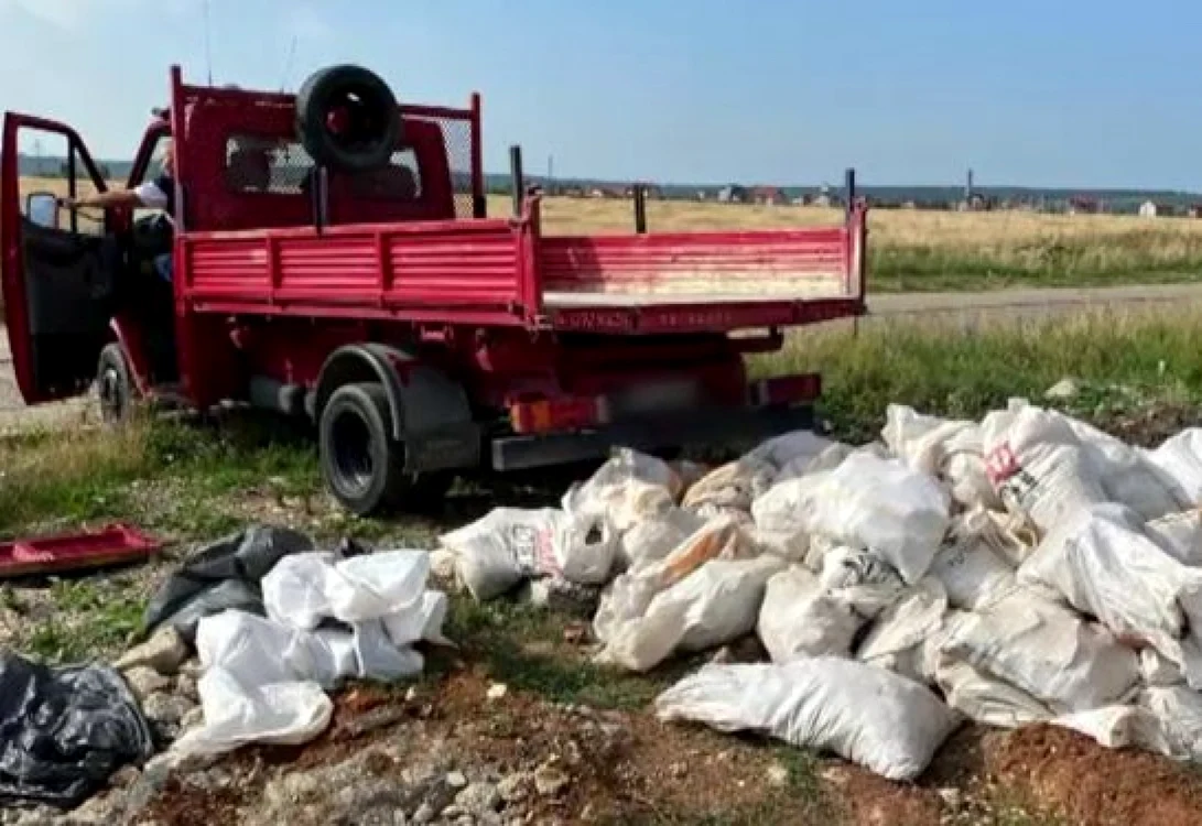 Şoferul a aruncat gunoaiele din maşină Foto Arhivă