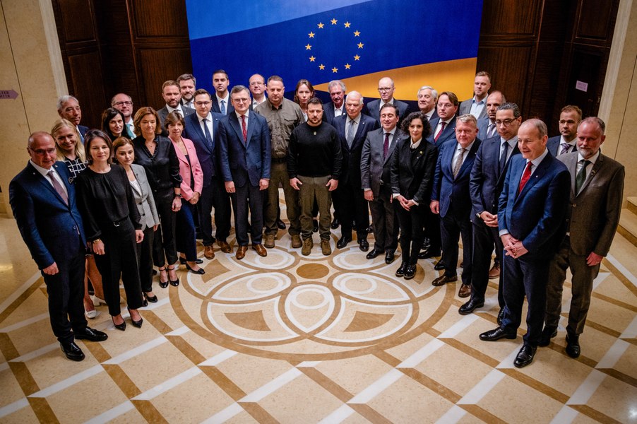 Întâlnire istorică a miniștrilor de Externe din UE la Kiev: „Nu ne lăsăm intimidați de rachete sau drone“. Ucraina primește ajutor de 5 miliarde de euro