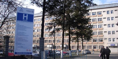 Şoferul maşinii, agentul de poliţie Dumitru M., este internat la secţia de chirurgie a Spitalului Judeţean
