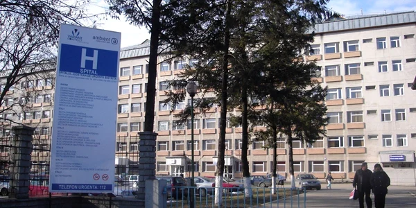 Şoferul maşinii, agentul de poliţie Dumitru M., este internat la secţia de chirurgie a Spitalului Judeţean