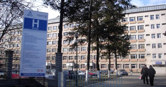 Cei doi rămân internaţi în spital, pentru continuarea investigaţiilor medicale 