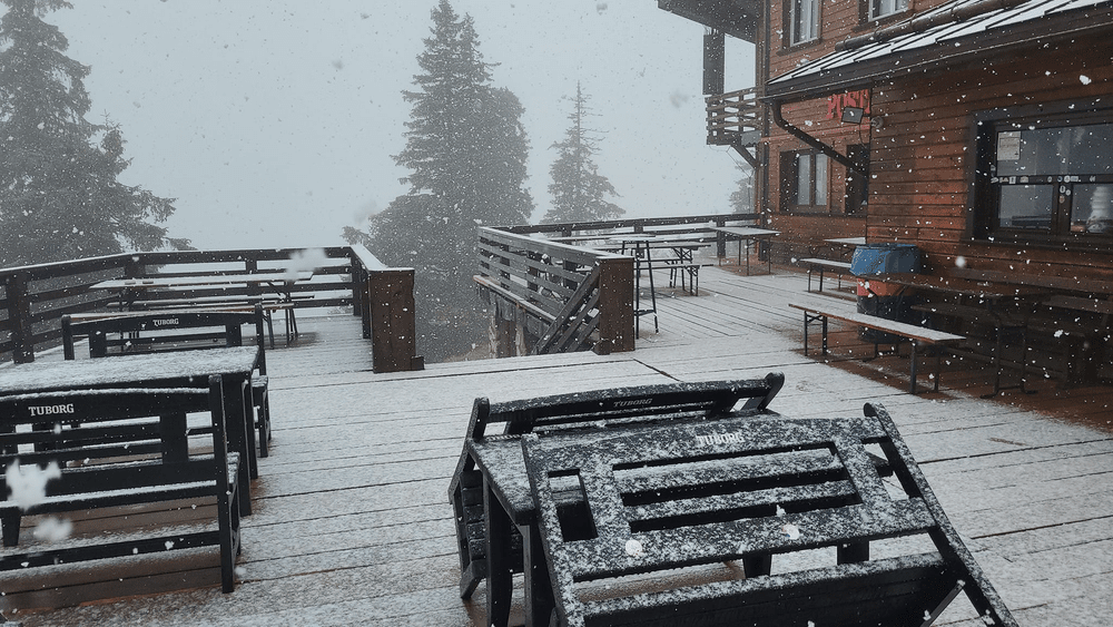 Ninge ca-n povești la Cabana Postăvaru. Peisajul hibernal din Poiana Brașov VIDEO