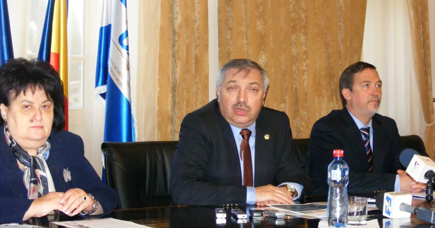 Profesorii universitari Klara Brînzaniuc, Leonard Azamfirei şi Horaţiu Suciu Foto:Ana Gajdo