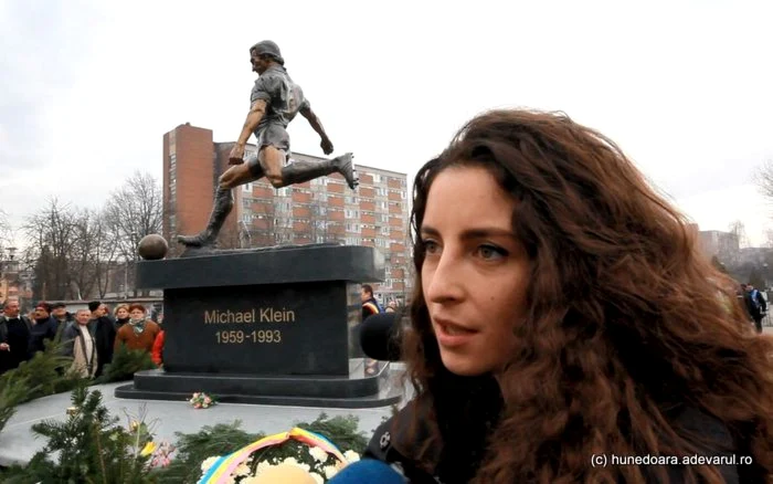 Dominique Klein, la statuia tatălui său. FOTO: Daniel Guţă. ADEVĂRUL.