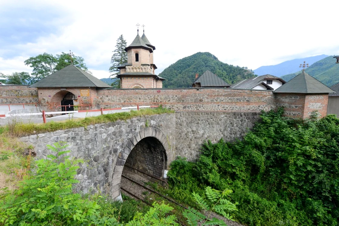 Mănăstirea Cornet din Racovița Vâlcea pe Valea Oltului Foto Centrul de Promovare Turistică Vâlcea