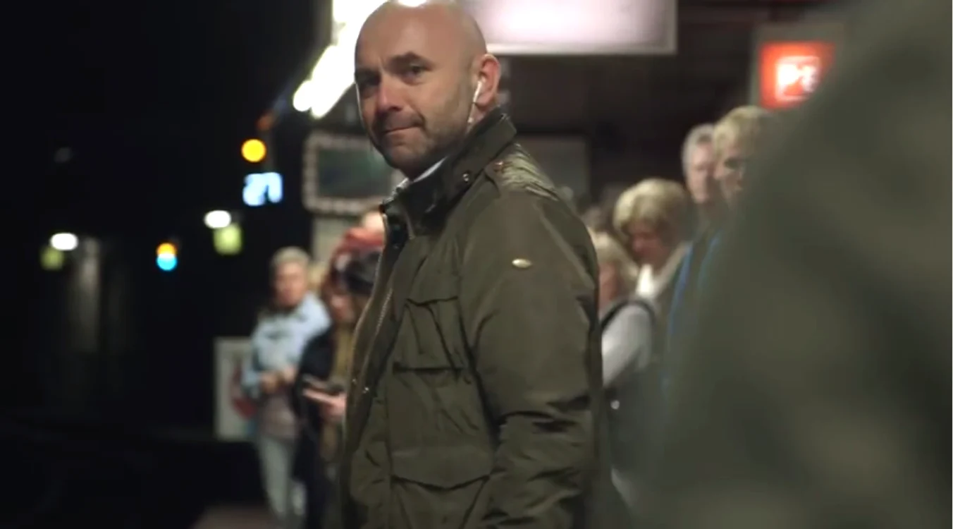 
    Un actor a râs molipsitor în metrou pentru a testa reacția călătorilorFoto Youtube  