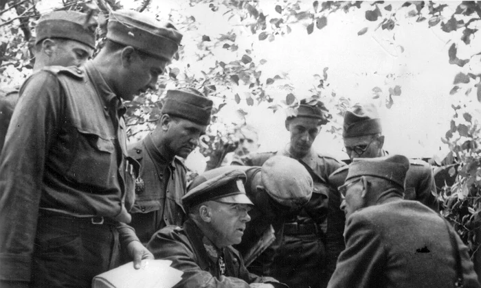 Ofițeri germani și români la începutul Bătăliei de la Stalingrad (© Narodowe Archiwum Cyfrowe)