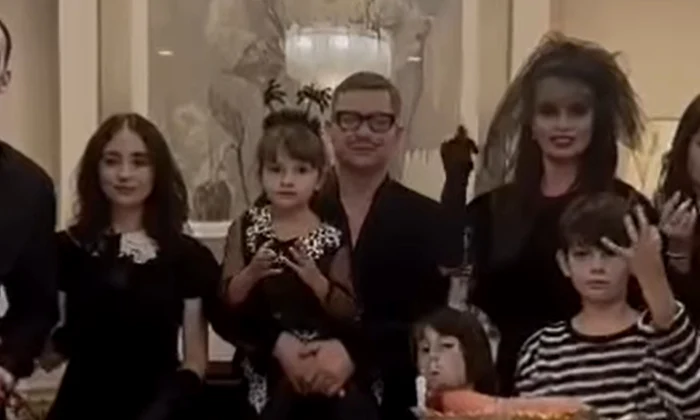     Anca Serea și familia ei s-au transformat în Familia Addams