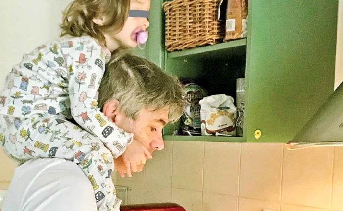 Mircea prepară relaxat o omletă uriașă, cu fiica lui, Carla Elena, în cârcă