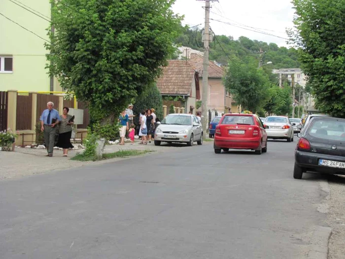 Trafic îngreunat de gropi pe strada Lalelelor