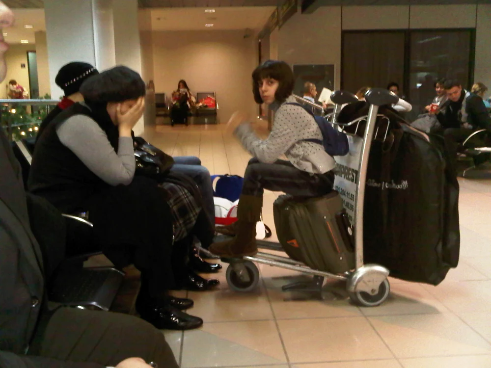 Pasagerii zborului de Timişoara aşteaptă pe aeroportul Otopeni