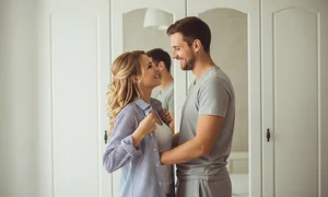 cuplu fericit acasa femeie poarta camasa barbat jpg