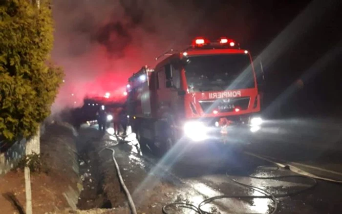 Pompierii au reuşit să stingă incendiul FOTO Arhivă