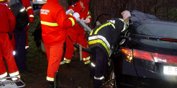 Intervenţia pompierilor a durat aproape două ore