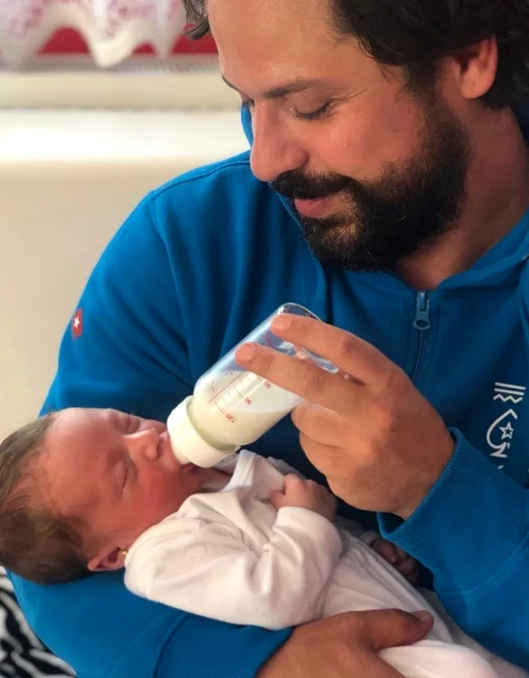 "Prima oară când îmi dă tati să mănânc", scrie actorul pe Instagram