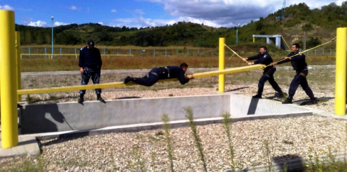 Cei 148 de elevi jandarmi au desfăşurat şedinţe practice specifice intervenţiei profesionale şi trageri cu armamentul individual