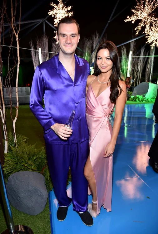 Cooper Hefner, alături de actrița Scarlett Byrne