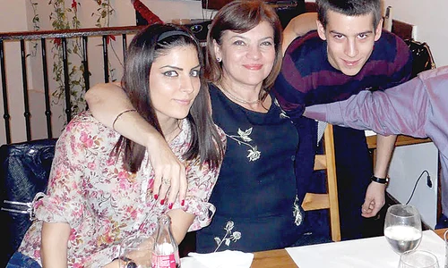 Fosta soţie, Adriana, Ioana  (23 de ani) şi Tudor (20 de ani) jpeg