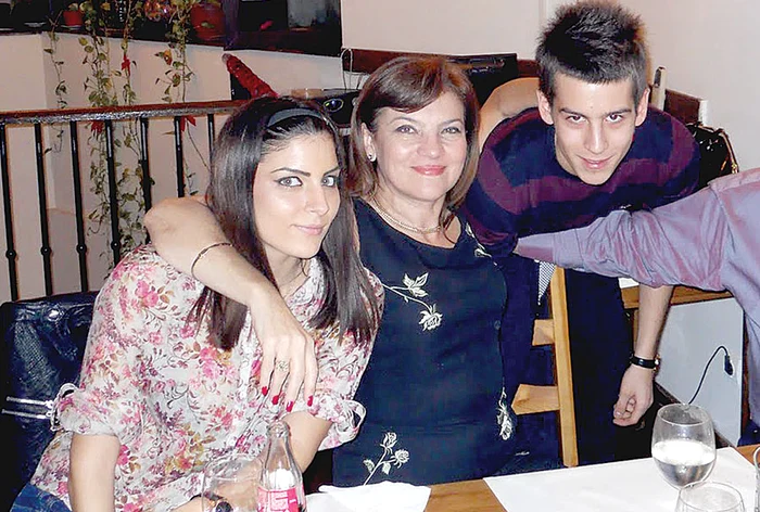 Fosta soţie, Adriana, Ioana (23 de ani) şi Tudor (20 de ani)