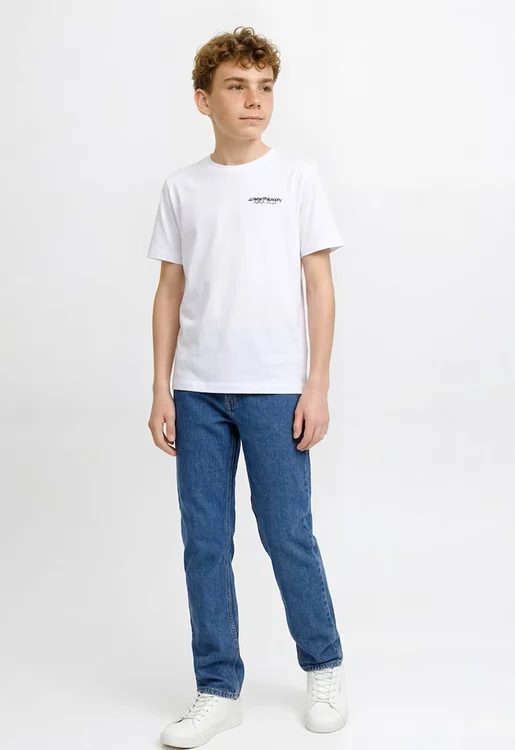Copil purtând blugi JJ Rebel și tricou alb ca alternativă casual la pantalonii clasici pentru școală