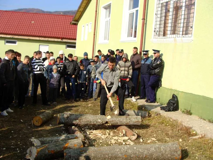 Cel mai bun tăietor de lemne cu securea, un drujbist care lucrează în Munţii Negoiu