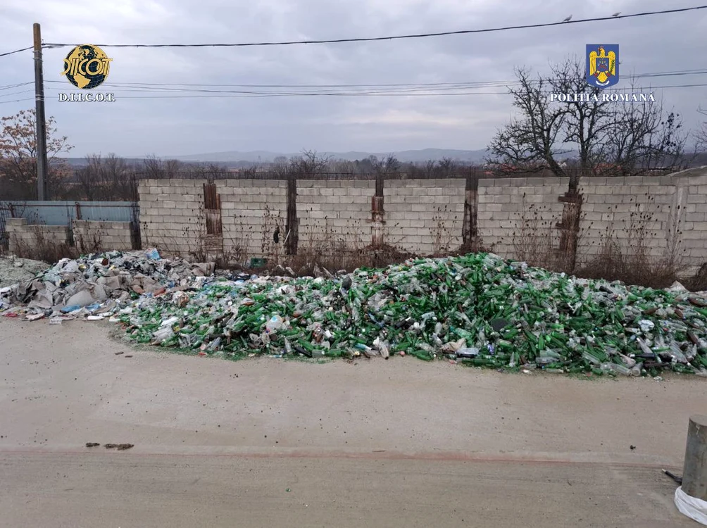 Membrii grupării colectau, mai mult în acte, deșeuri reciclabile FOTO: IPJ Dolj
