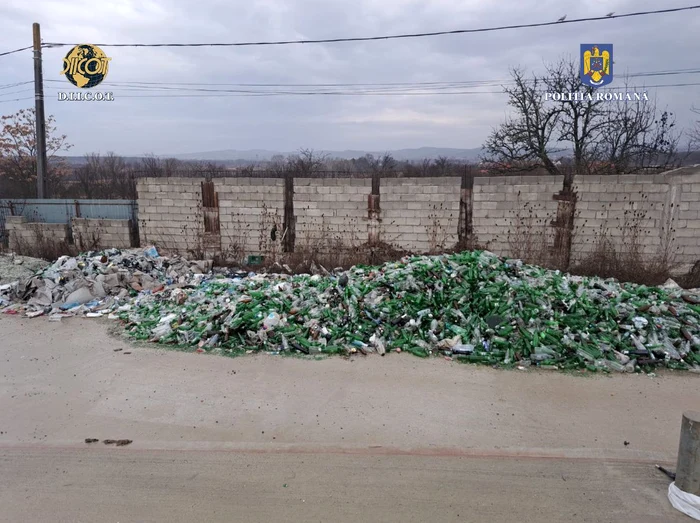 Membrii grupării colectau, mai mult în acte, deșeuri reciclabile FOTO: IPJ Dolj