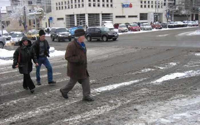Râmnicu Vâlcea: Zăpada a îngheţat pe străzi