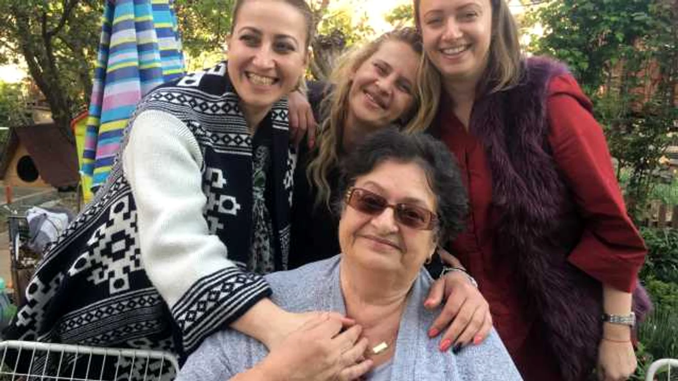 Jurnalista Loredana Chimoiu cu surorile şi mama ei moartă de Covid-19 Sursa LC
