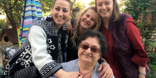 Jurnalista Loredana Chimoiu cu surorile şi mama ei moartă de Covid-19 Sursa LC