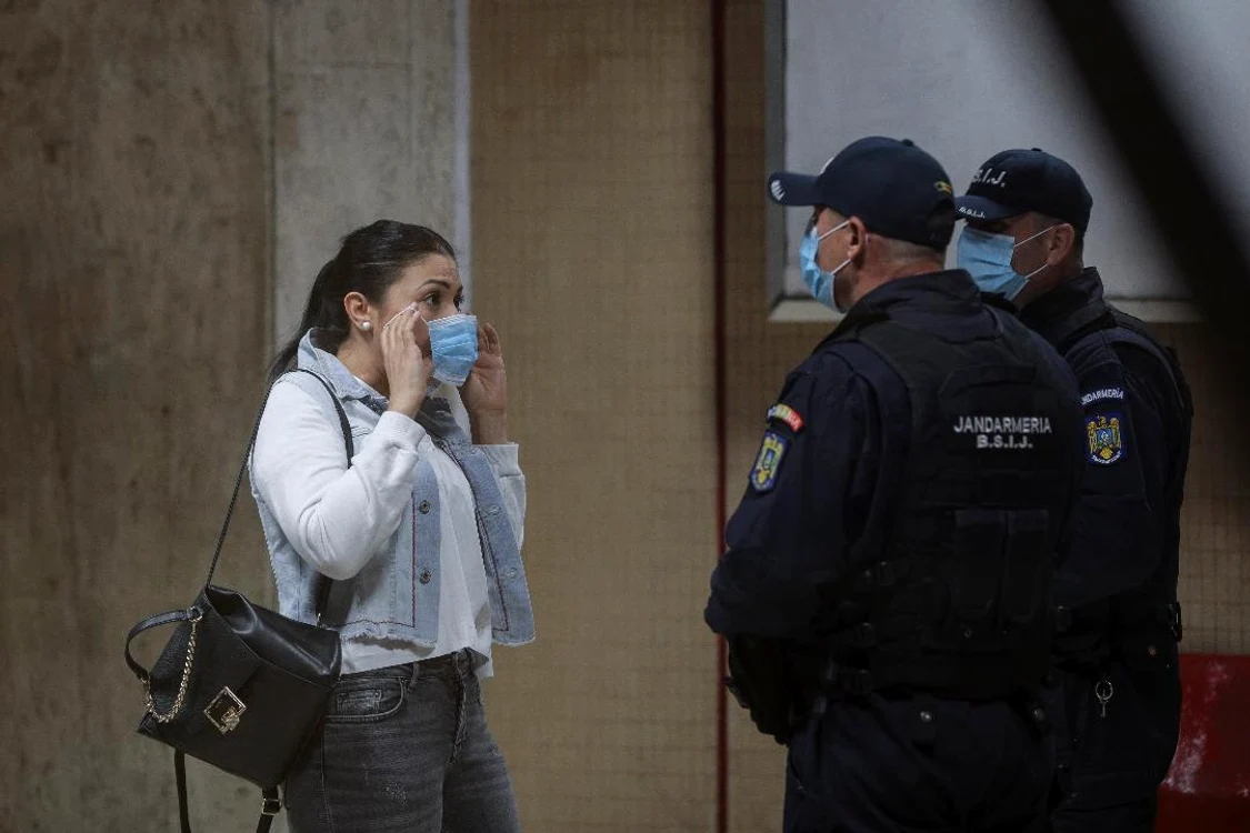 
    Oamenii legii au atenționat-o pe femeie să-și pună masca pe fațăFotografii: Inquam  