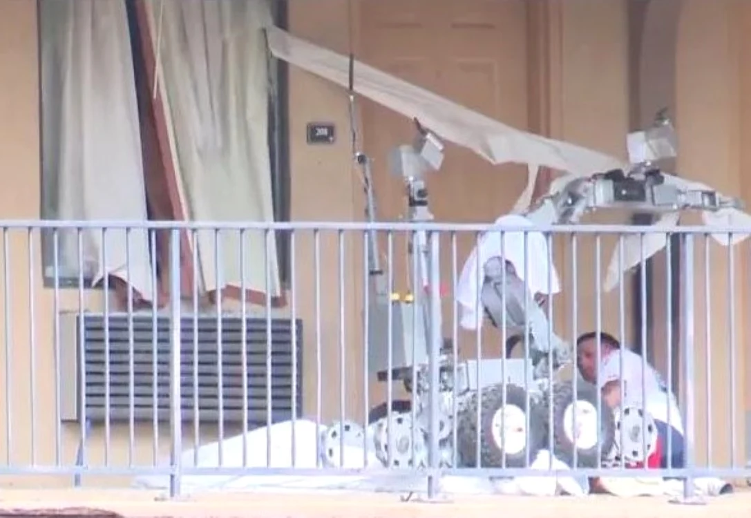 Robotul-genist s-a urcat cu roţile peste suspect, imobilizându-l. Foto: captură video