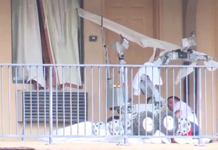 Robotul-genist s-a urcat cu roţile peste suspect, imobilizându-l. Foto: captură video