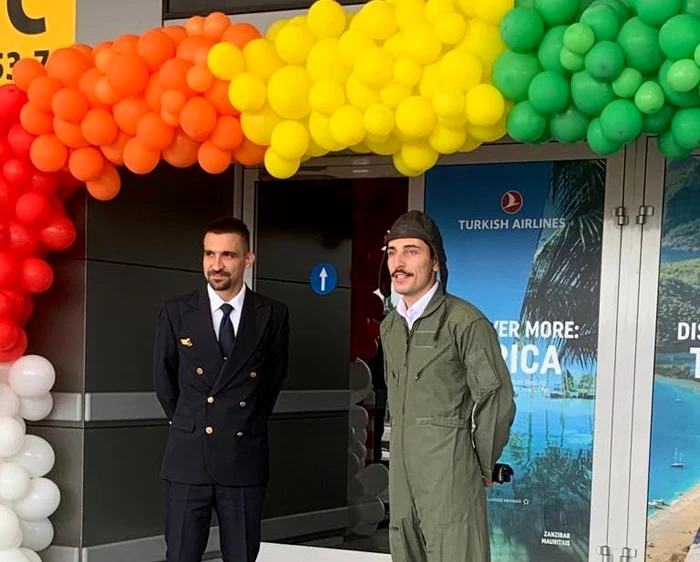 Personajul Aurel Vlaicu și un pilot de la Tarom i-au întâmpinat azi dimineață, la ora 10.00, pe pasageri în Terminalul ”Plecări”