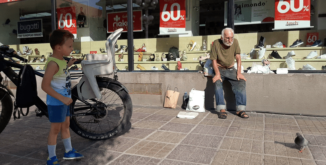 Omul cu cântarul din centrul Timișoarei, bătut pentru că nu vrea să-și părăsească locuința