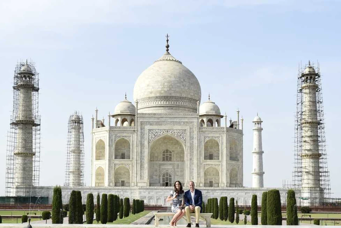 Prinţul William împreună cu ducesa de Cambridge sunt fotografiaţi în faţa palatului Taj Mahal din India. FOTO AP