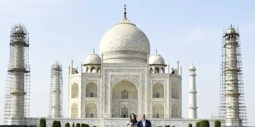 Prinţul William împreună cu ducesa de Cambridge sunt fotografiaţi în faţa palatului Taj Mahal din India. FOTO AP