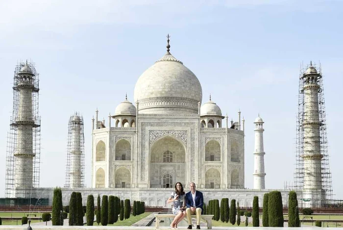 Prinţul William împreună cu ducesa de Cambridge sunt fotografiaţi în faţa palatului Taj Mahal din India. FOTO AP