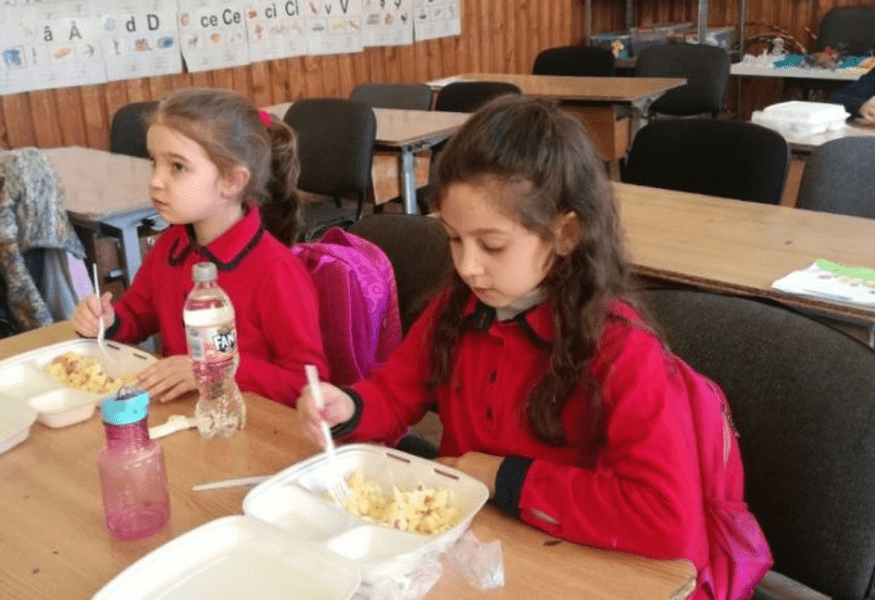 „Masă caldă în şcoli”: Guvernul a aprobat normele metodologice de aplicare a programului