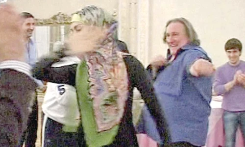 "Stai aşa păpuşică,  să ţi arăt  ce pot!" (Fotografii: Reuters) jpeg