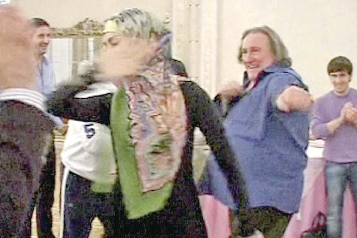 "Stai aşa păpuşică,  să-ţi arăt  ce pot!" (Fotografii: Reuters)