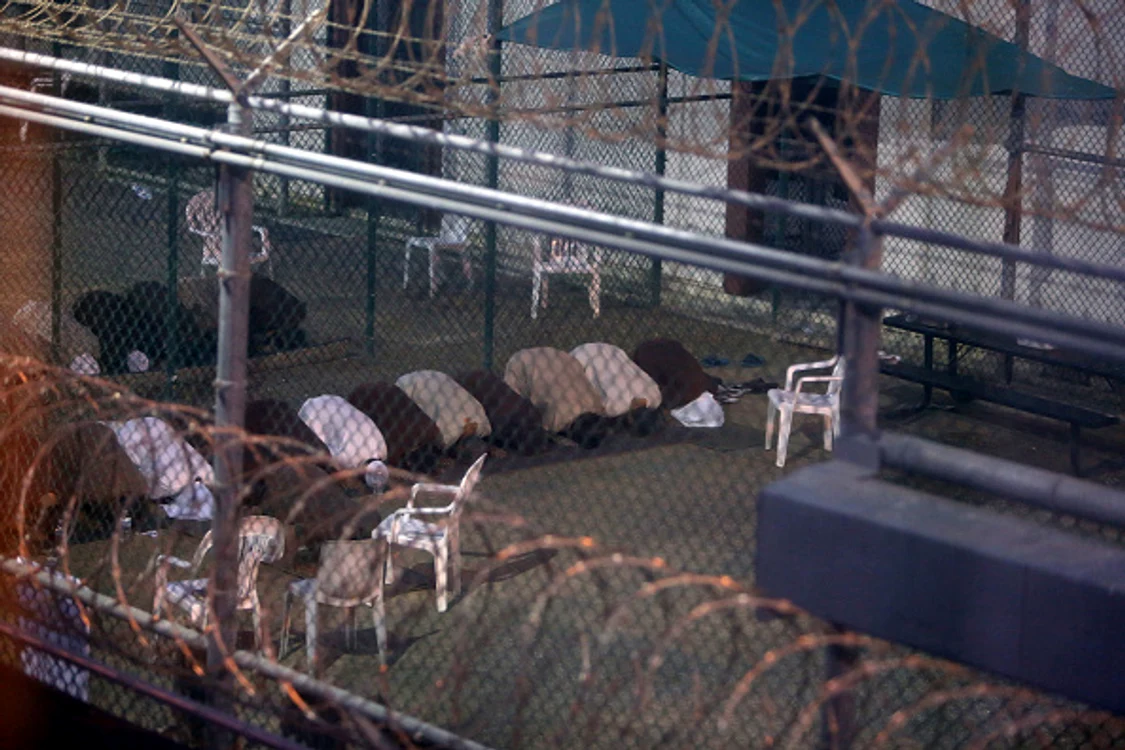 Deținuții musulmani din Guantánamo au dreptul de a se ruga de cinci ori pe zi.