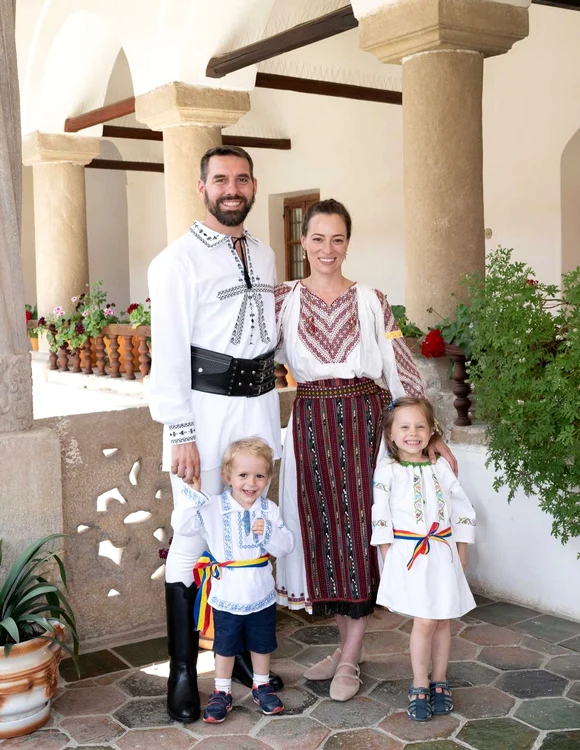 Alina Maria de Roumanie și Nicolae al României în port popular Facebook (2) jpg