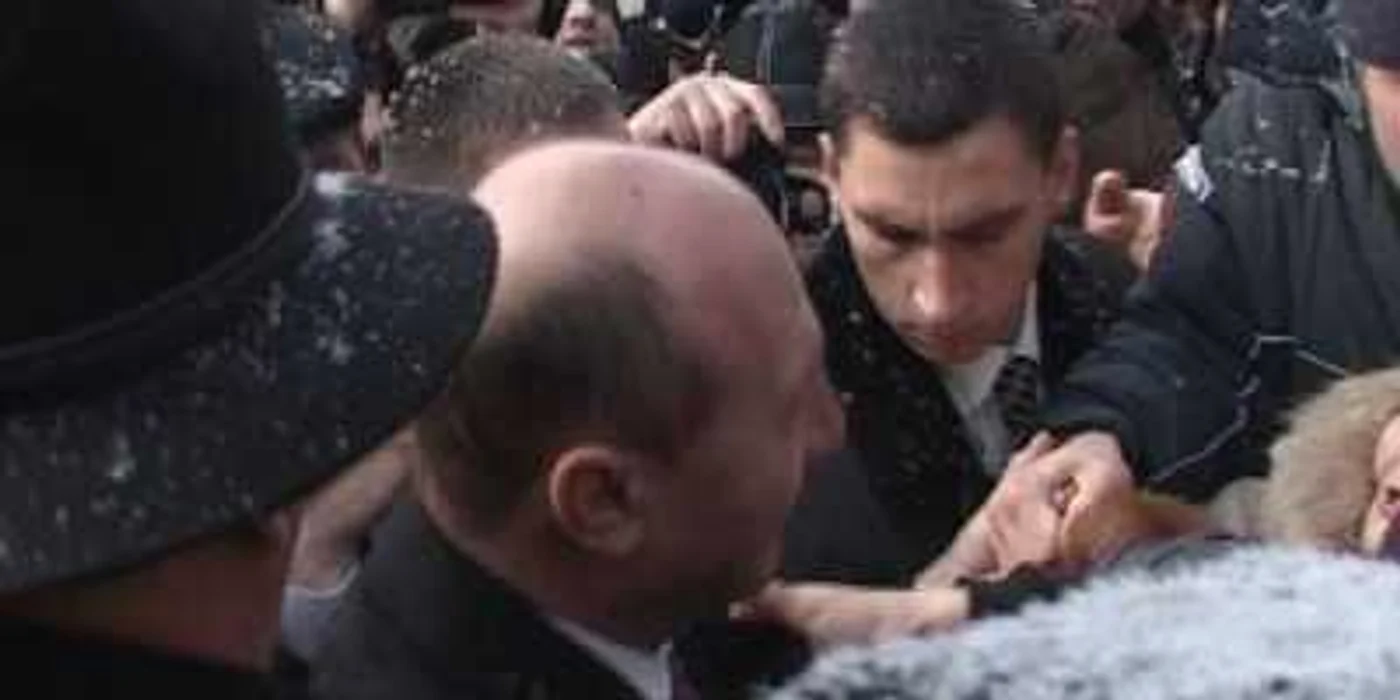Traian Băsescu, înconjurat de cetăţenii moldoveni, la Chişinău, FOTO: Ştirea Zilei