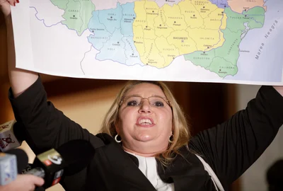 Diana Sosoaca in Parlament cu o harta  Foto Inquam Photos  George Calin (1) jpg